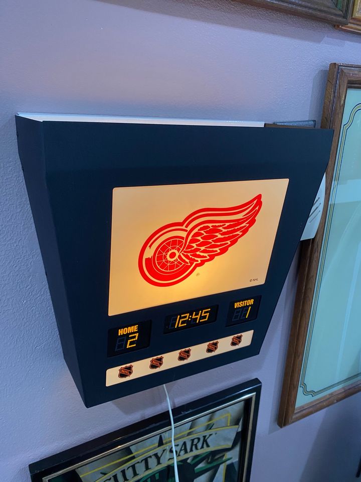 Vintage Red Wings Score Box Light